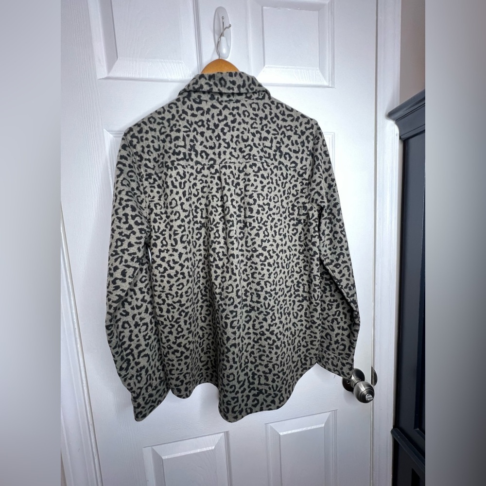 Beach Lunch Lounge Women’s Medium Gray Animal Print Shirt Jacket Shacket M - Picture 11 of 12